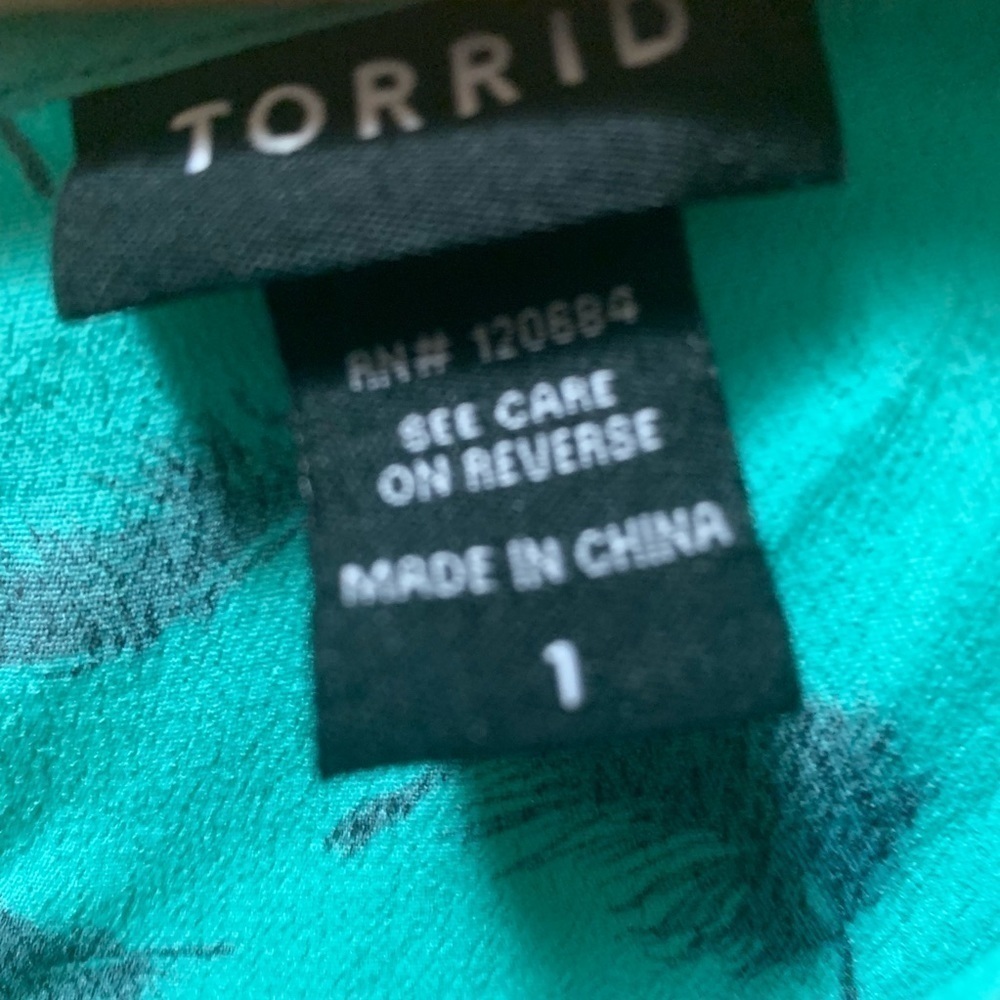 TORRID FEATHER PRINT RUFFLE BLOUSE Size 1X - Picture 6 of 6